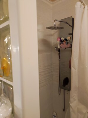 Shower, hair dryer, towels, soap - Chambres Proche CDG et 4 Stations de RER du Stade de France (Aulnay-sous-Bois)