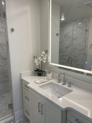 Suihku, hiustenkuivaaja, pyyhkeet, saippua