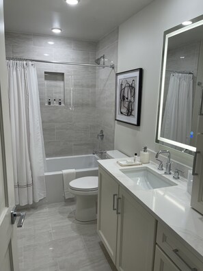 Ducha, secador de pelo, toallas y jabón