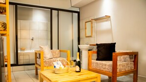 Executive Room, 1 Bedroom, Non Smoking, City View | Bathroom | Free toiletries, hair dryer, towels, soap - Thabeng Hotel & Restaurant (Maseru)