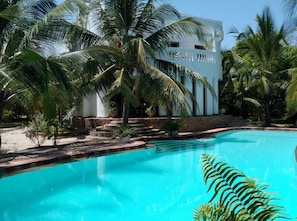 Una piscina al aire libre, tumbonas