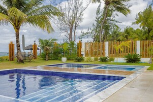 Piscina externa, guarda-sóis, espreguiçadeiras