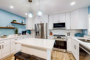 ثلاجة، ميكروويف، فرن، موقد طهي مسطح