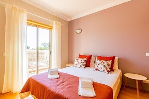 4 bedrooms, WiFi, bed sheets