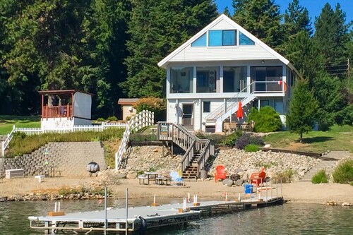 Lakefront hideaway with games, grill, smart TVs, mountain views, & AC