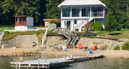 Lakefront hideaway with games, grill, smart TVs, mountain views, & AC