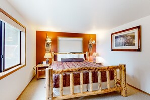 4 bedrooms, iron/ironing board, internet, bed sheets - Lakefront hideaway with games, grill, smart TVs, mountain views, & AC (Cocolalla)