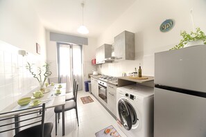 Micro-ondes, four, plaque de cuisson, cafetière/bouilloire