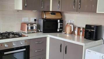 House | Private kitchen | Fridge, microwave, oven, stovetop