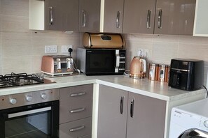 Hus | Eget kjøkken | Kjøleskap, mikrobølgeovn, ovn og kokeplater