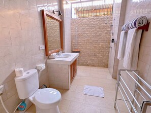 Shower, towels, soap, shampoo - Modern room with garden view (Bali)