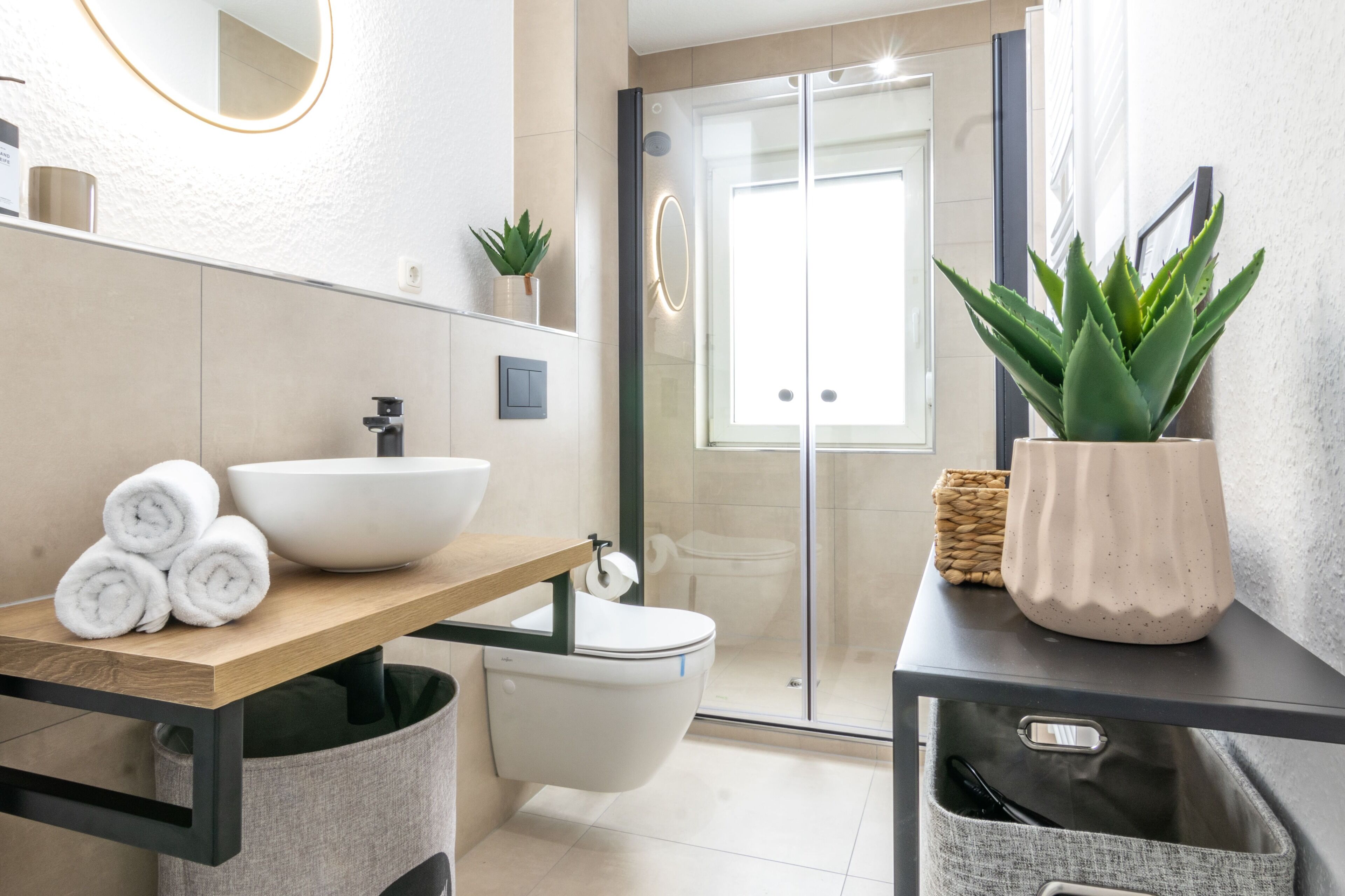 Apartamento familiar, 2 habitaciones | Baño | Ducha, secador de pelo, toallas y jabón