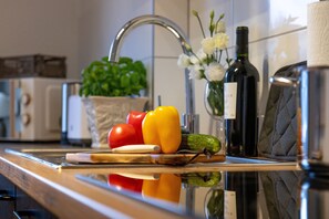 Căn hộ dành cho gia đình, 2 phòng ngủ | Bếp riêng | Tủ lạnh, lò vi sóng, bếp nấu, ấm điện