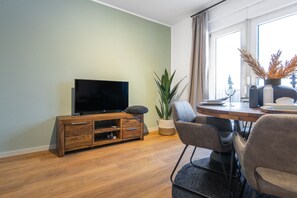 Desk, free WiFi - Spacious 3-rooms apartment in the center (Lengerich)