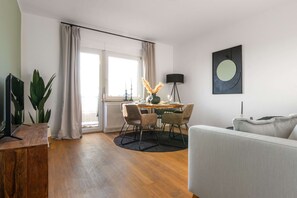 Desk, free WiFi - Spacious 3-rooms apartment in the center (Lengerich)