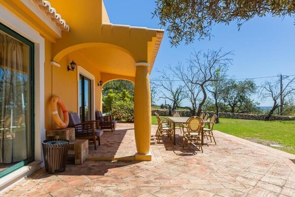 Outdoor dining - Vila Limão (Faro)