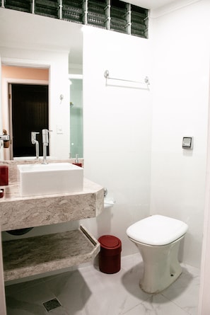 Apartamento | Banheiro | Chuveiro, chuveiro com efeito de chuva, secador de cabelo