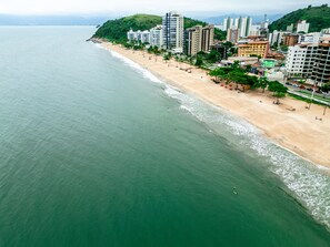 Sulla spiaggia, sabbia bianca
