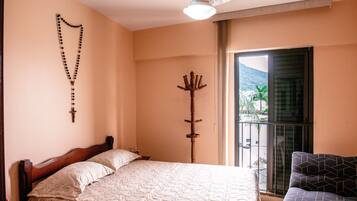 Apartamento | Roupas de cama antialérgicas, escrivaninha, cortinas blackout