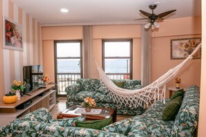 شقة | منطقة المعيشة | تلفزيون بشاشة مسطحة