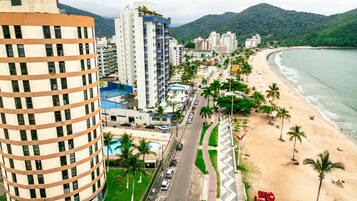 Na praia, areia branca