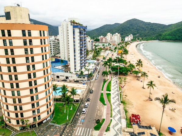 Na praia, areia branca