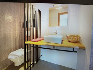 Asciugacapelli, asciugamani, sapone, carta igienica