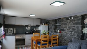 Kompakti oleskelutila, jossa on pieni keittiö, ruokailualue ja oleskelualue.