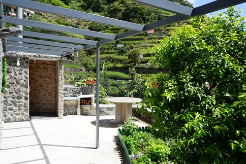 Casa do Lombo 
Small cottage house between Machico and Porto da Cruz