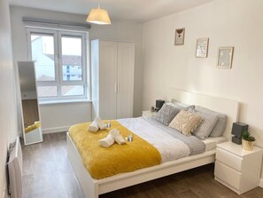2 bedrooms, iron/ironing board, WiFi, bed sheets - Modern City Centre Apartment | High Speed Internet (Northampton)