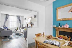 TV connectée, cheminée, livres, chaîne hi-fi