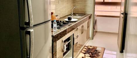 冷蔵庫、電子レンジ、オーブン、コーヒー / ティーメーカー