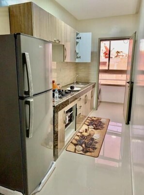 Fridge, microwave, oven, coffee/tea maker - Appartement Moderne Dans le Centre-ville (Agadir)