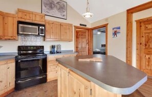 Fridge, microwave, oven, stovetop - CDA River Condo: Fishing, Sleding, Floating, Skiing (Kingston)