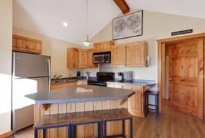 Fridge, microwave, oven, stovetop - CDA River Condo: Fishing, Sleding, Floating, Skiing (Kingston)