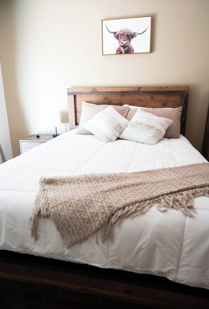 2 bedrooms, free WiFi, bed sheets - CDA River Condo: Fishing, Sleding, Floating, Skiing (Kingston)