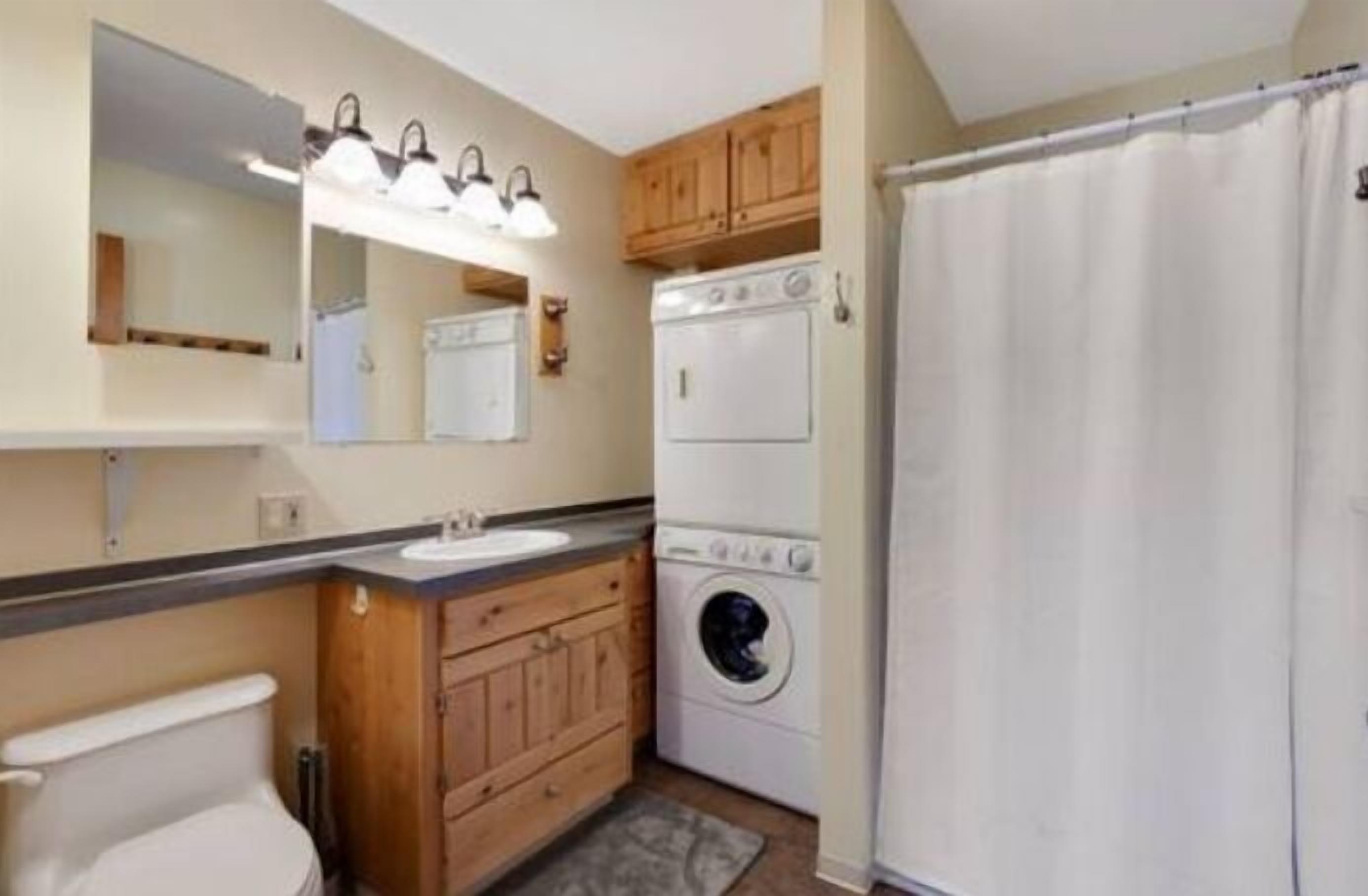 Suihku, hiustenkuivaaja, pyyhkeet, saippua