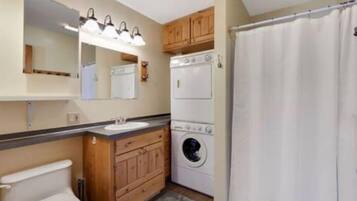 Suihku, hiustenkuivaaja, pyyhkeet, saippua