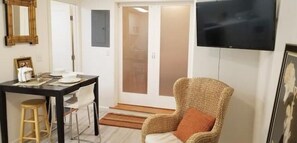 Dining - Private 1-Bedroom Apt in Mission District (San Francisco)