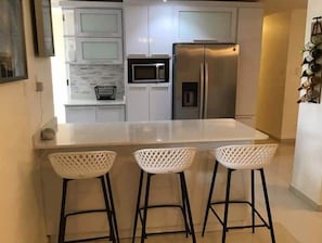 Geladeira, micro-ondas, torradeira, liquidificador