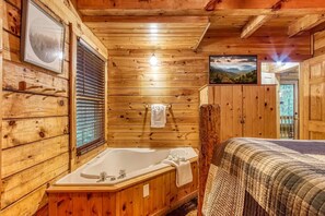 3 slaapkamers, een bureau, een strijkplank/strijkijzer, reisbedje
