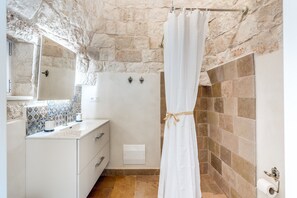 Dusche, Haartrockner, Bidet, Handtücher