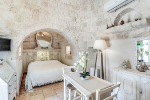4 bedrooms, WiFi, bed sheets - Trullo Ostuni, immersed in the silence and peace of nature. (Puglia)