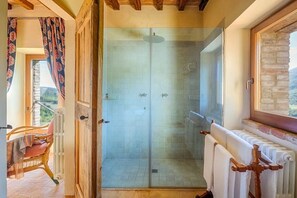 Dusche, umweltfreundliche Kosmetikartikel, Haartrockner, Bidet