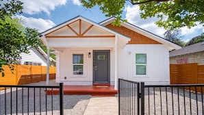 A single-story house with a front porch, a mailbox, and a gravel driveway. - Charming 3br/1ba Close to Vibrant Downtown (San Antonio)