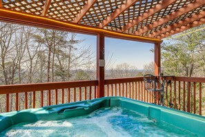 Outdoor spa tub - Secluded Sevierville Cabin: Hot Tub & Mtn Views! (Sevierville)
