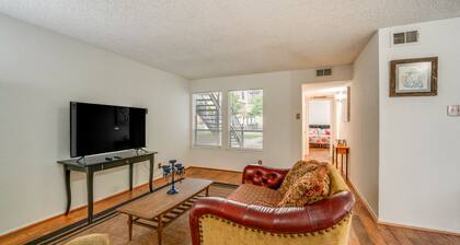 3 Mi to Dtwn Dallas: Couples Haven w/ Pool Access
