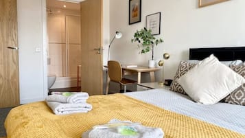 2 slaapkamers, een bureau, een strijkplank/strijkijzer, reisbedje