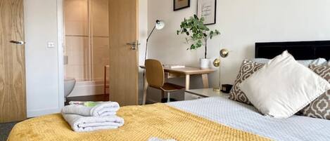 2 bedrooms, desk, iron/ironing board, travel crib