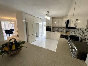 Private kitchen - Vistamar 5-bedroom Villa with pool (Carolina)